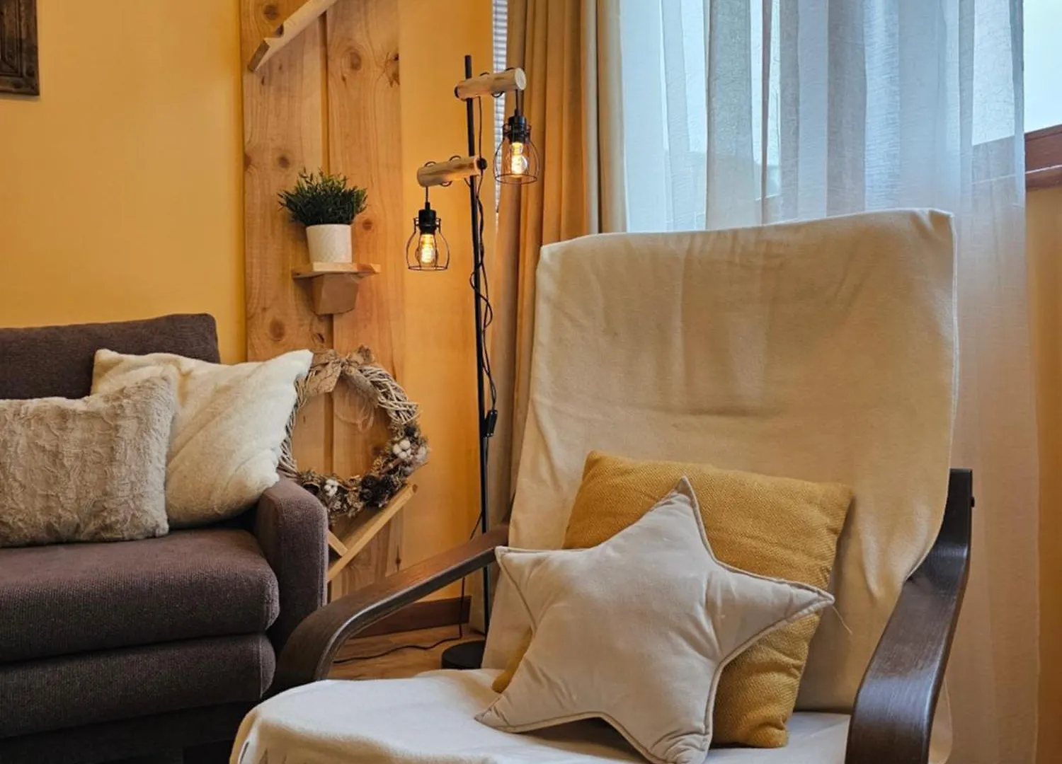 Forest Nest Cozy Apartment White Balcony On The Hill 반스코