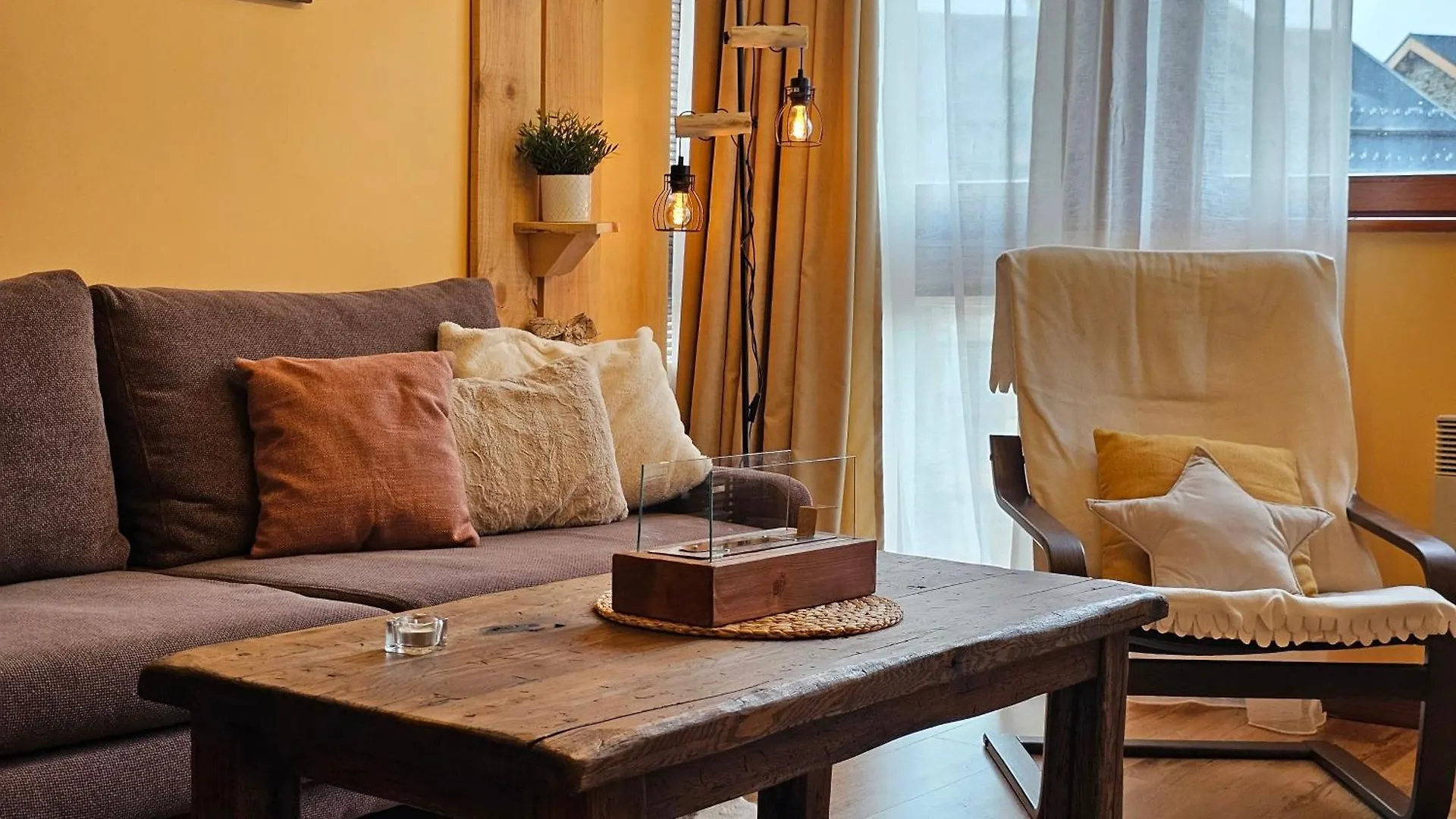 Forest Nest Cozy Apartment White Balcony On The Hill 반스코